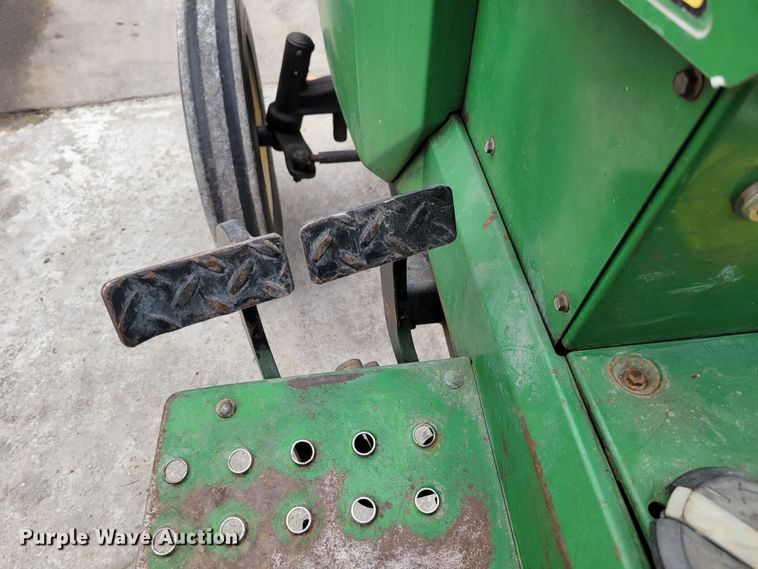 image for item JZ9093 1986 John Deere 855  tractor