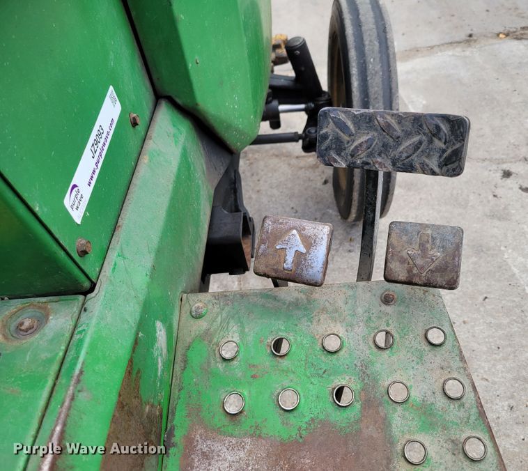 image for item JZ9093 1986 John Deere 855  tractor