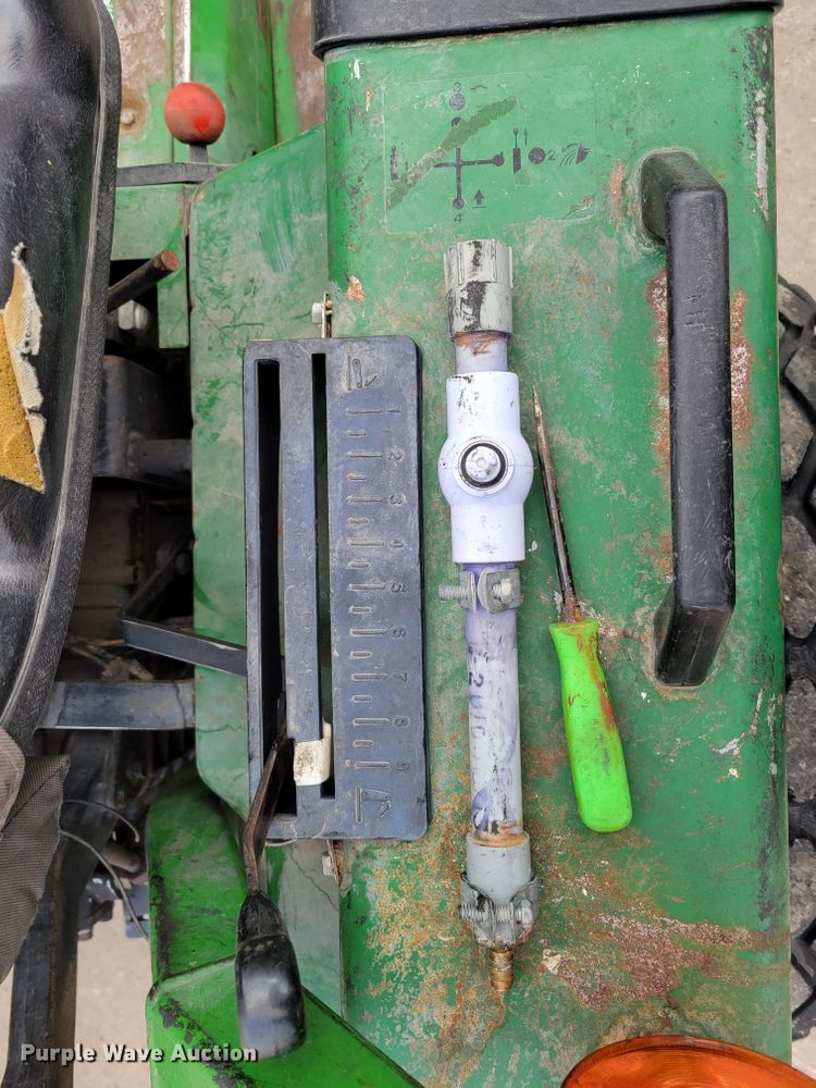 image for item JZ9093 1986 John Deere 855  tractor