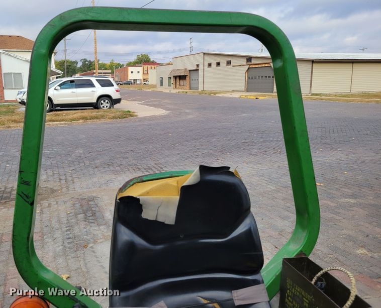 image for item JZ9093 1986 John Deere 855  tractor