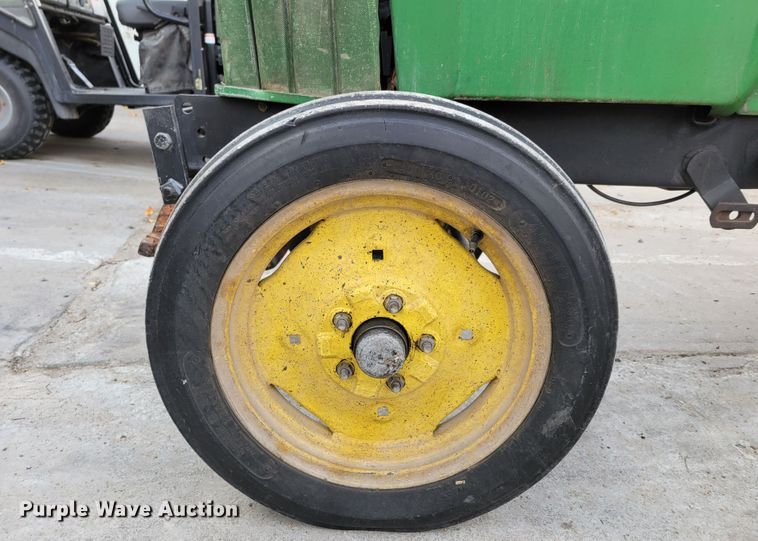 image for item JZ9093 1986 John Deere 855  tractor