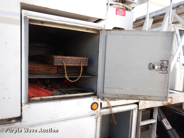 image for item KW9336 1997 Ford F800  forestry bucket truck