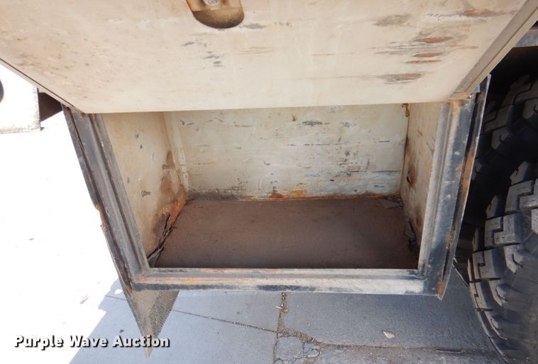 image for item KW9336 1997 Ford F800  forestry bucket truck