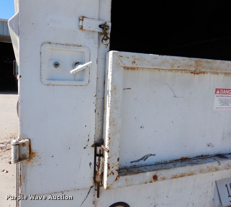 image for item KW9336 1997 Ford F800  forestry bucket truck