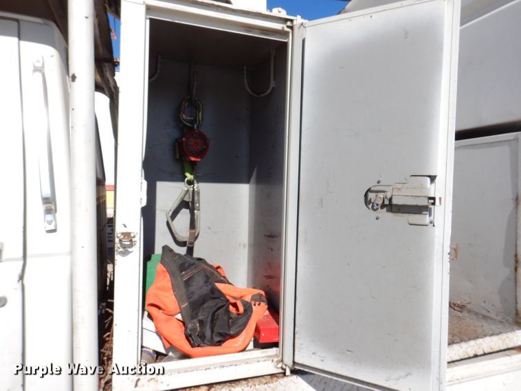 image for item KW9336 1997 Ford F800  forestry bucket truck