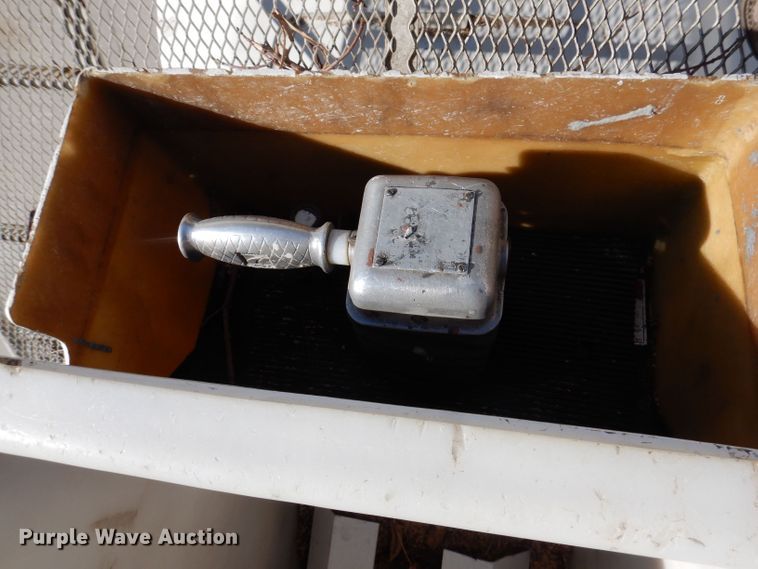 image for item KW9336 1997 Ford F800  forestry bucket truck