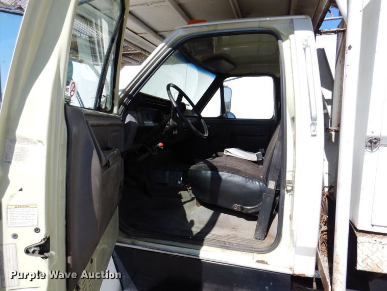 image for item KW9336 1997 Ford F800  forestry bucket truck