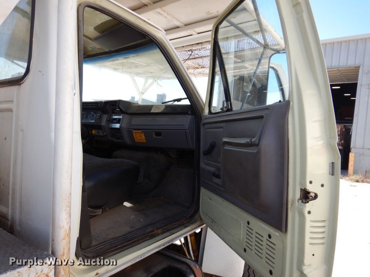 image for item KW9336 1997 Ford F800  forestry bucket truck