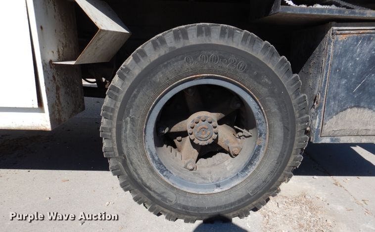 image for item KW9336 1997 Ford F800  forestry bucket truck