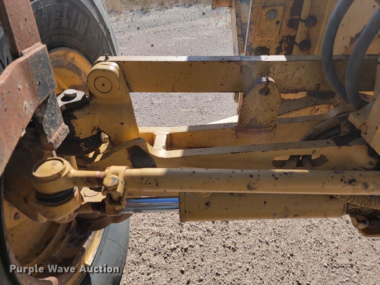 image for item LL9573 1997 Caterpillar 140H  motor grader