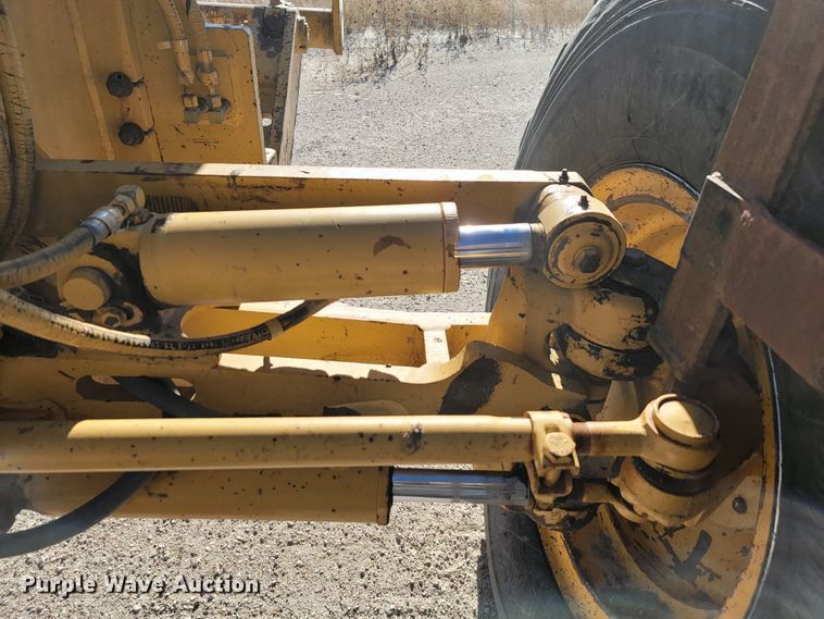 image for item LL9573 1997 Caterpillar 140H  motor grader
