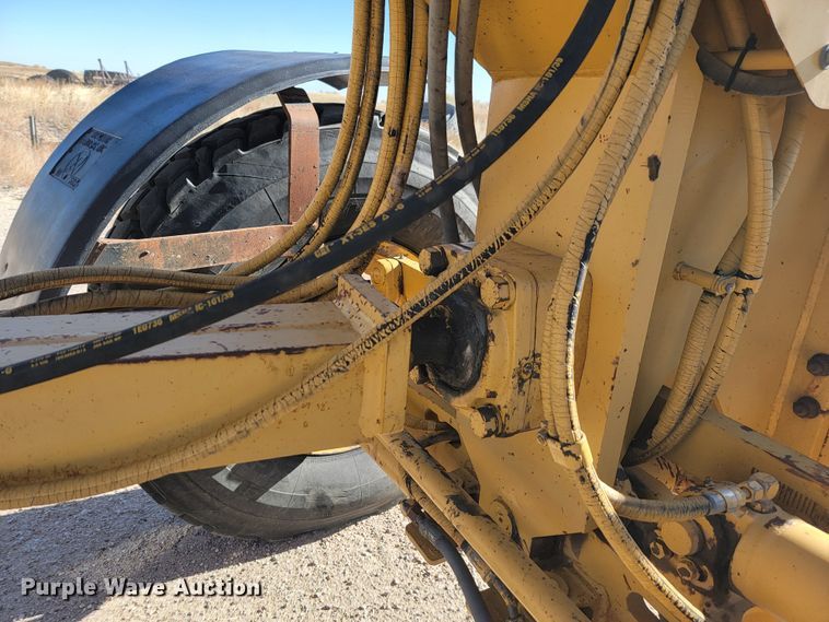 image for item LL9573 1997 Caterpillar 140H  motor grader