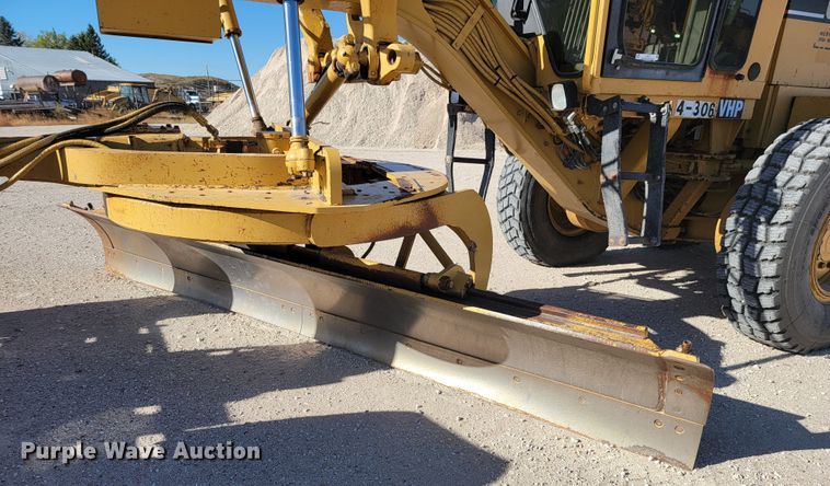 image for item LL9573 1997 Caterpillar 140H  motor grader