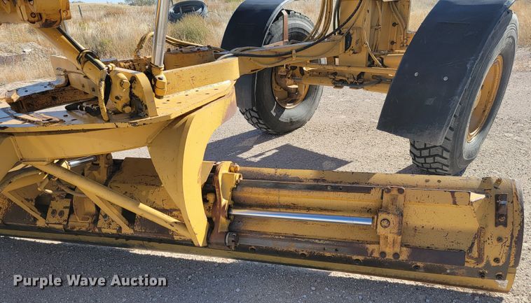 image for item LL9573 1997 Caterpillar 140H  motor grader