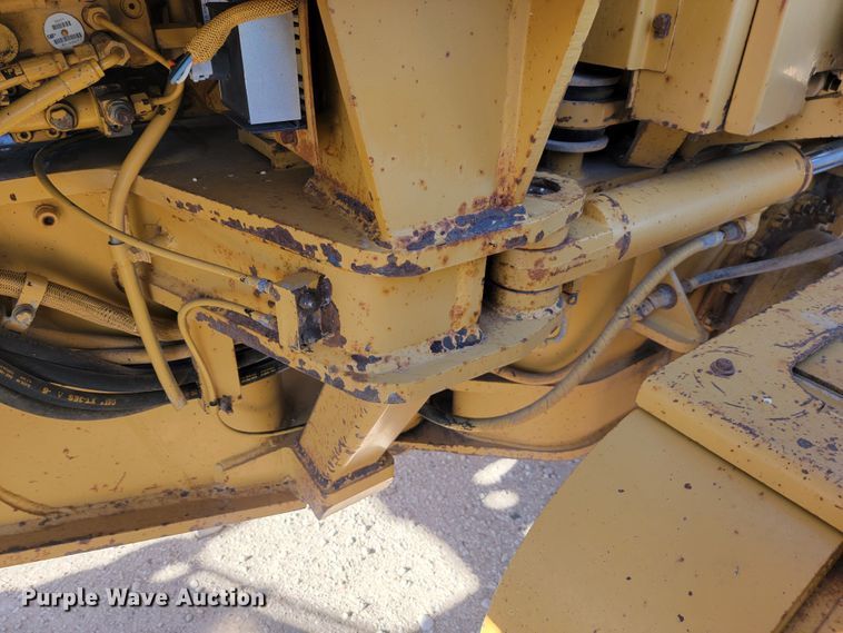 image for item LL9573 1997 Caterpillar 140H  motor grader