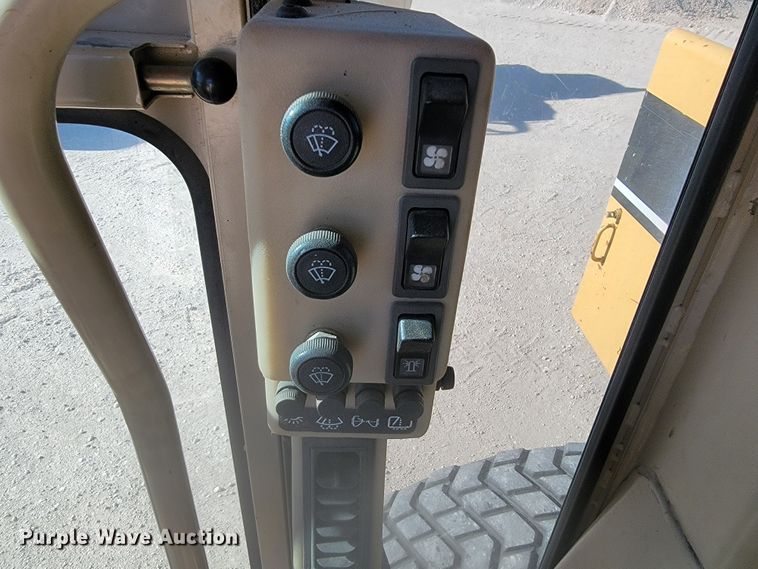 image for item LL9573 1997 Caterpillar 140H  motor grader