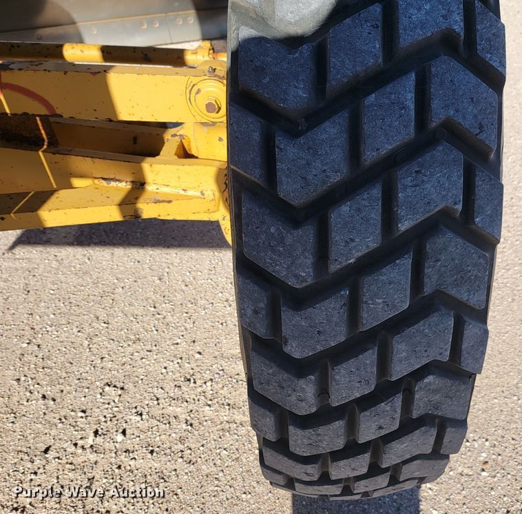 image for item LL9573 1997 Caterpillar 140H  motor grader