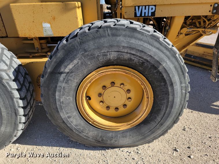 image for item LL9573 1997 Caterpillar 140H  motor grader