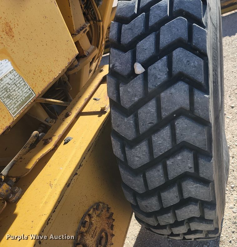 image for item LL9573 1997 Caterpillar 140H  motor grader