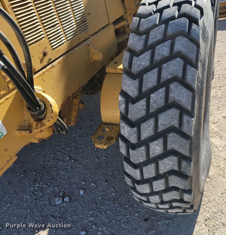 image for item LL9573 1997 Caterpillar 140H  motor grader