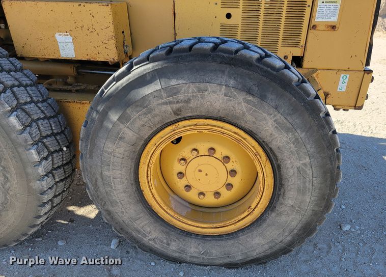 image for item LL9573 1997 Caterpillar 140H  motor grader