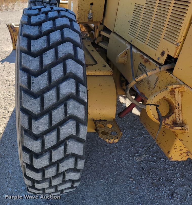 image for item LL9573 1997 Caterpillar 140H  motor grader