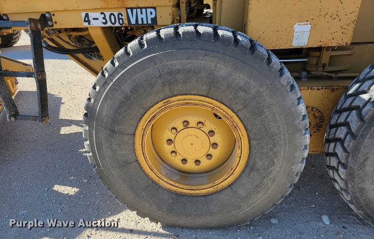 image for item LL9573 1997 Caterpillar 140H  motor grader