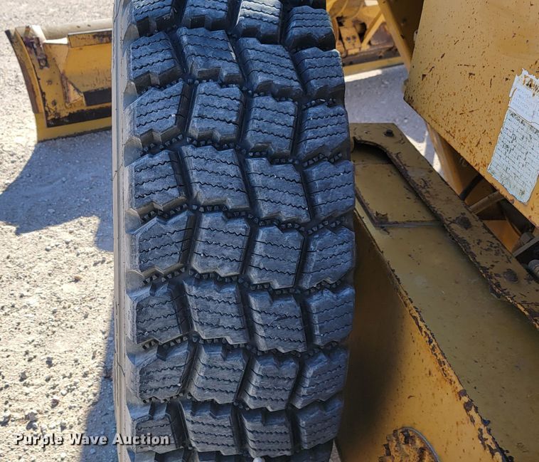 image for item LL9573 1997 Caterpillar 140H  motor grader