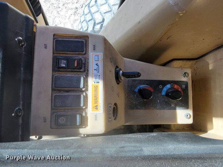 image for item LL9574 2007 Caterpillar 140H  motor grader