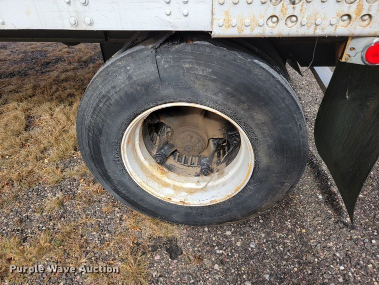 image for item LL9613 1984 Fruehauf FBB8-FL1-28-W4-06  dry van trailer