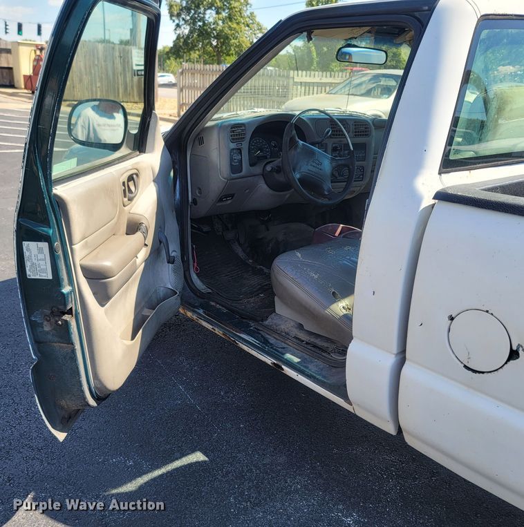 image for item LM9751 1998 Chevrolet S10  pickup truck