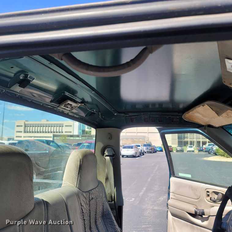 image for item LM9751 1998 Chevrolet S10  pickup truck