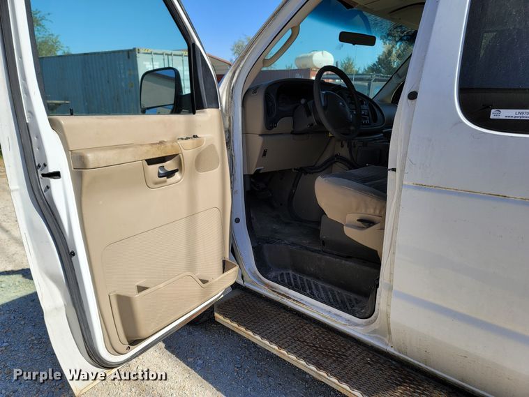 image for item LN9705 2003 Ford E350 Super Duty  van