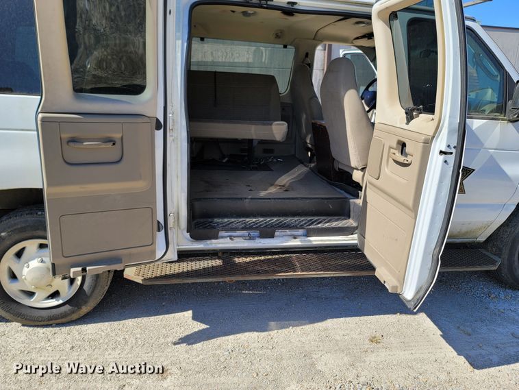 image for item LN9705 2003 Ford E350 Super Duty  van