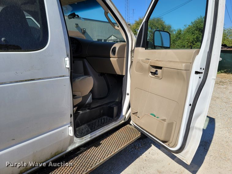 image for item LN9705 2003 Ford E350 Super Duty  van