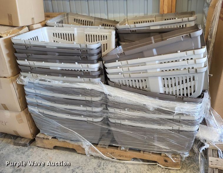image for item LR9052 Approximately 20 pet crates