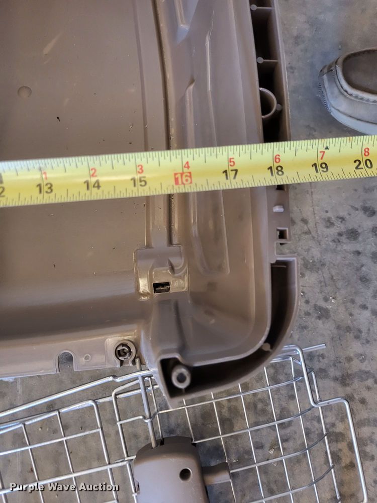 image for item LR9052 Approximately 20 pet crates