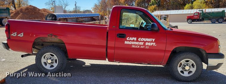 image for item LR9069 2004 Chevrolet Silverado 1500  pickup truck