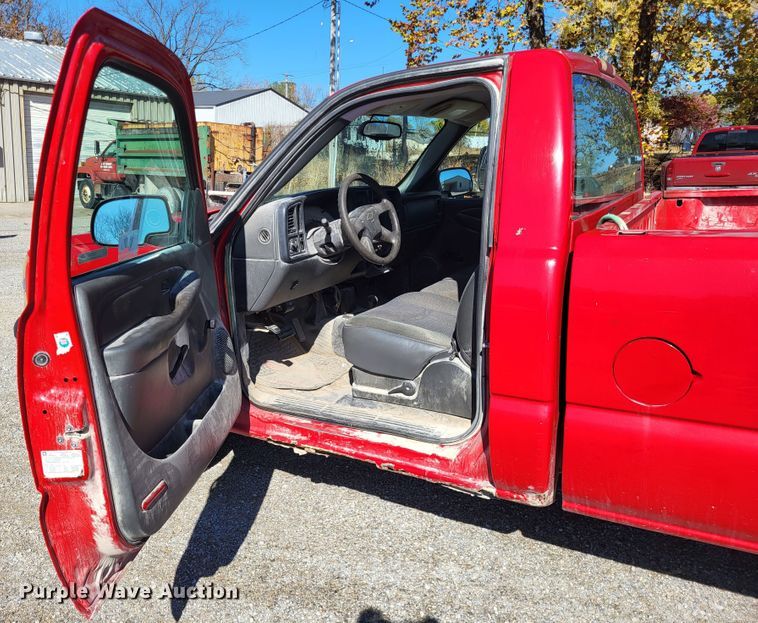 image for item LR9069 2004 Chevrolet Silverado 1500  pickup truck