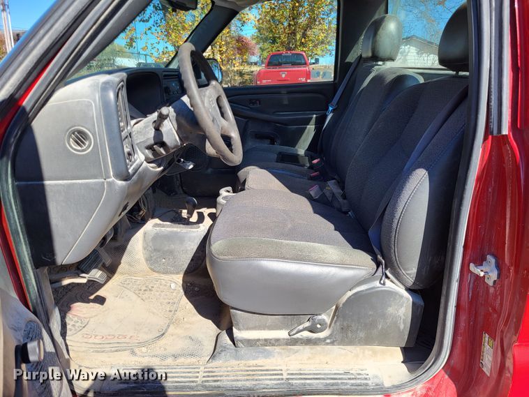 image for item LR9069 2004 Chevrolet Silverado 1500  pickup truck