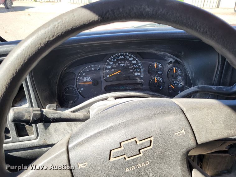 image for item LR9069 2004 Chevrolet Silverado 1500  pickup truck