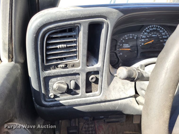 image for item LR9069 2004 Chevrolet Silverado 1500  pickup truck