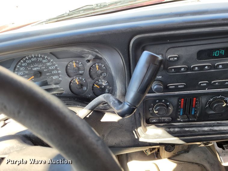 image for item LR9069 2004 Chevrolet Silverado 1500  pickup truck