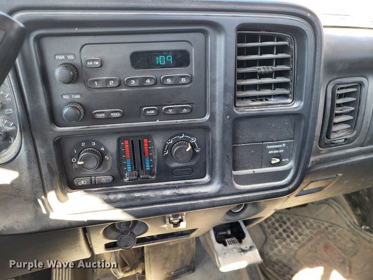 image for item LR9069 2004 Chevrolet Silverado 1500  pickup truck