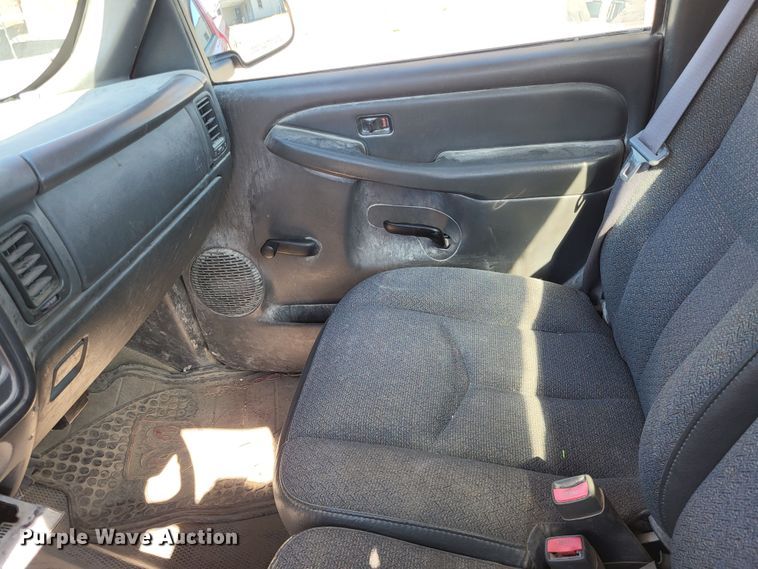 image for item LR9069 2004 Chevrolet Silverado 1500  pickup truck