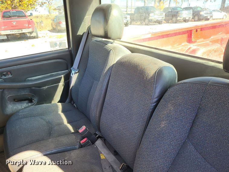 image for item LR9069 2004 Chevrolet Silverado 1500  pickup truck