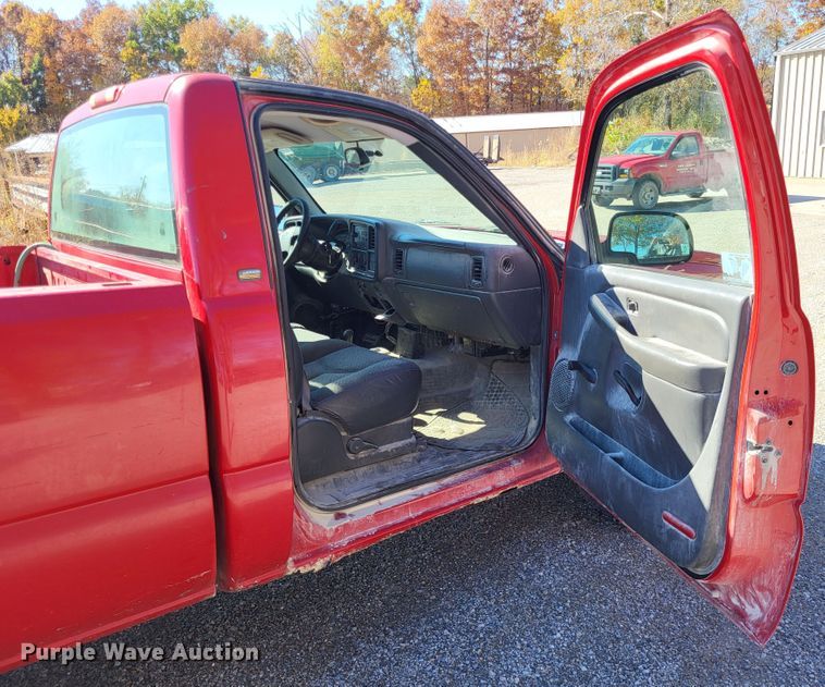 image for item LR9069 2004 Chevrolet Silverado 1500  pickup truck