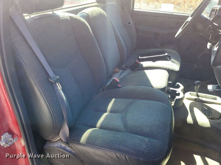 image for item LR9069 2004 Chevrolet Silverado 1500  pickup truck