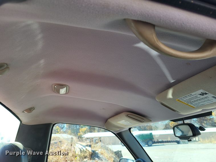 image for item LR9069 2004 Chevrolet Silverado 1500  pickup truck