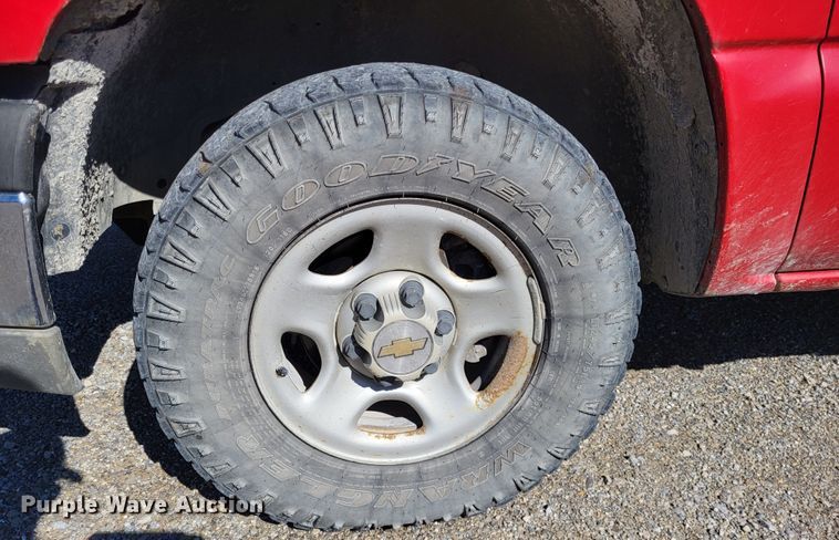 image for item LR9069 2004 Chevrolet Silverado 1500  pickup truck